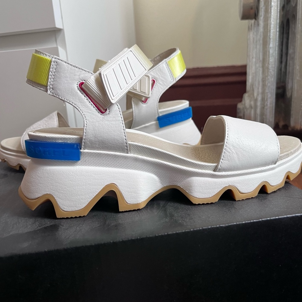 Brand New Sorel Kinetic Sandals W8.5